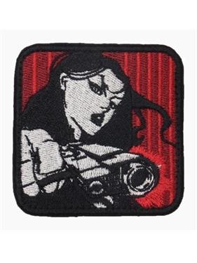 Шеврон Город грехов — девушка с пушкой квадрат черный/красный