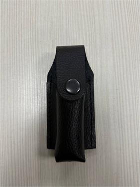 {{photo.Alt || photo.Description || 'Чехол кожаный с кнопкой для ношения баллончика 65 мл'}}